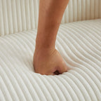 Canapé 2 places recouvert de tissu velours côtelé avec pieds en noyer