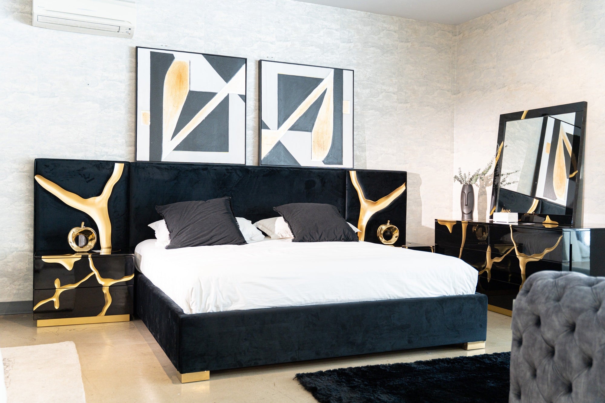 Modrest Aspen Modern Black & Gold Bed With Nightstands Model VGVCBD1801-BLK-BED-2NS-SET