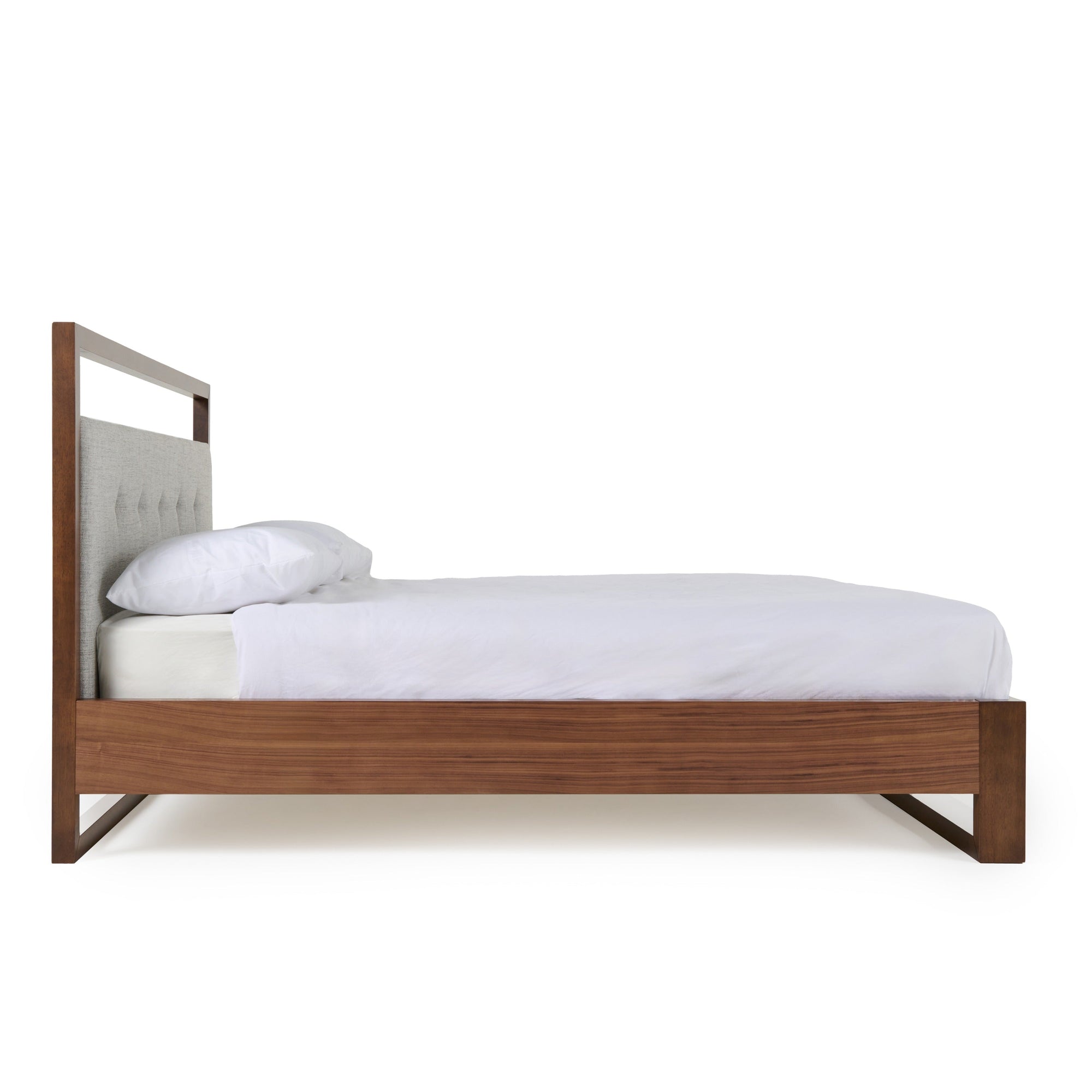Lit Eastern King Nova Domus Falcor en tissu gris moderne et placage noyer, modèle VGMABR-107-BED-EK