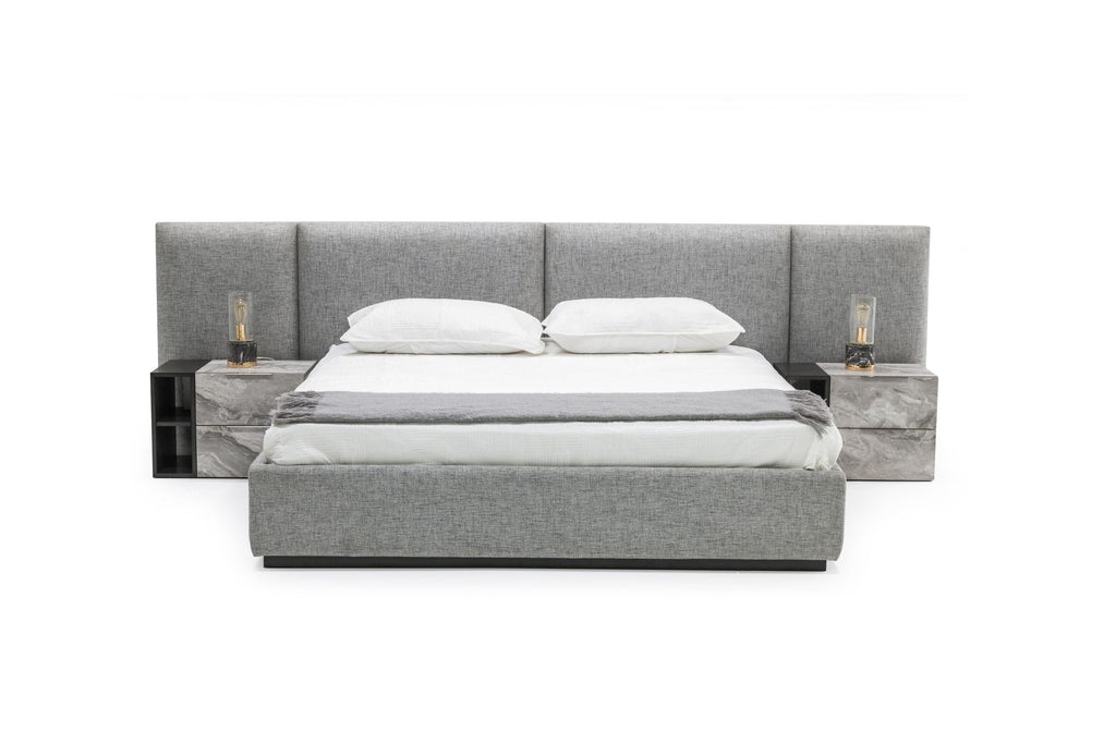 Lit Eastern King Nova Domus Maranello en tissu gris moderne avec deux tables de chevet, modèle VGMABR-121-GRY-BED-EK