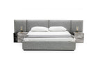 Lit Eastern King Nova Domus Maranello en tissu gris moderne avec deux tables de chevet, modèle VGMABR-121-GRY-BED-EK