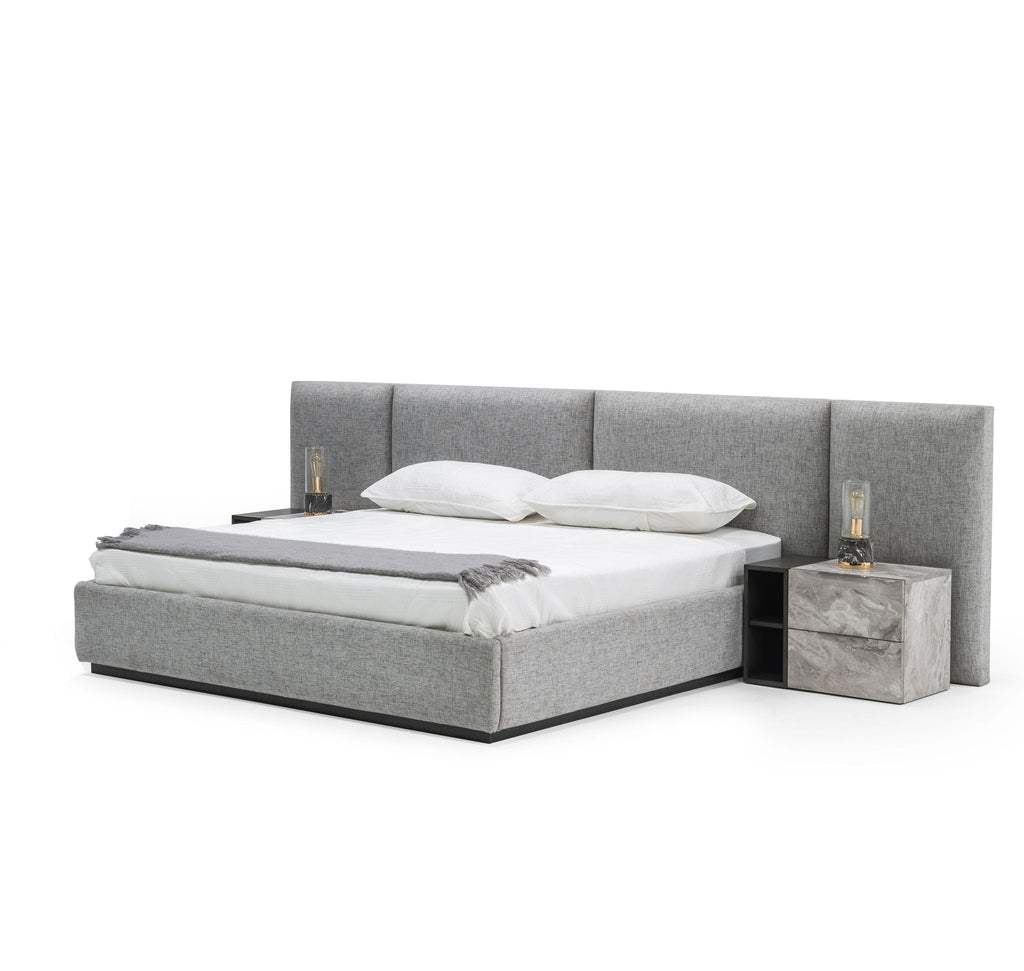 Lit Eastern King Nova Domus Maranello en tissu gris moderne avec deux tables de chevet, modèle VGMABR-121-GRY-BED-EK