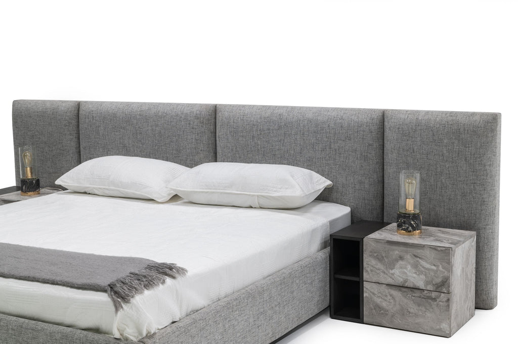 Lit Eastern King Nova Domus Maranello en tissu gris moderne avec deux tables de chevet, modèle VGMABR-121-GRY-BED-EK