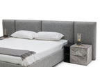 Lit Eastern King Nova Domus Maranello en tissu gris moderne avec deux tables de chevet, modèle VGMABR-121-GRY-BED-EK