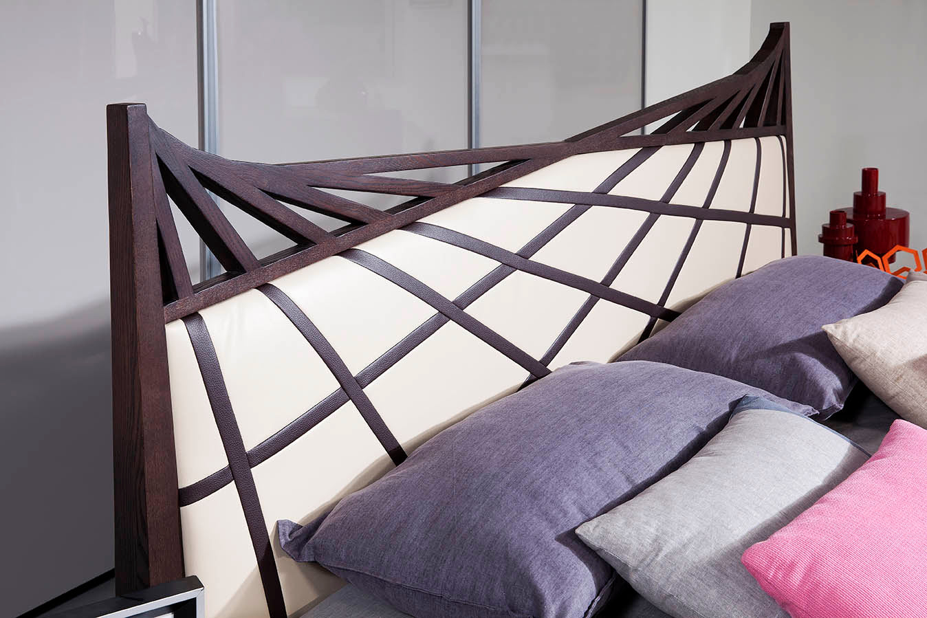 Lit Eastern King Modrest Prism moderne en cuir reconstitué marron et beige, modèle VGWCC585A-EK