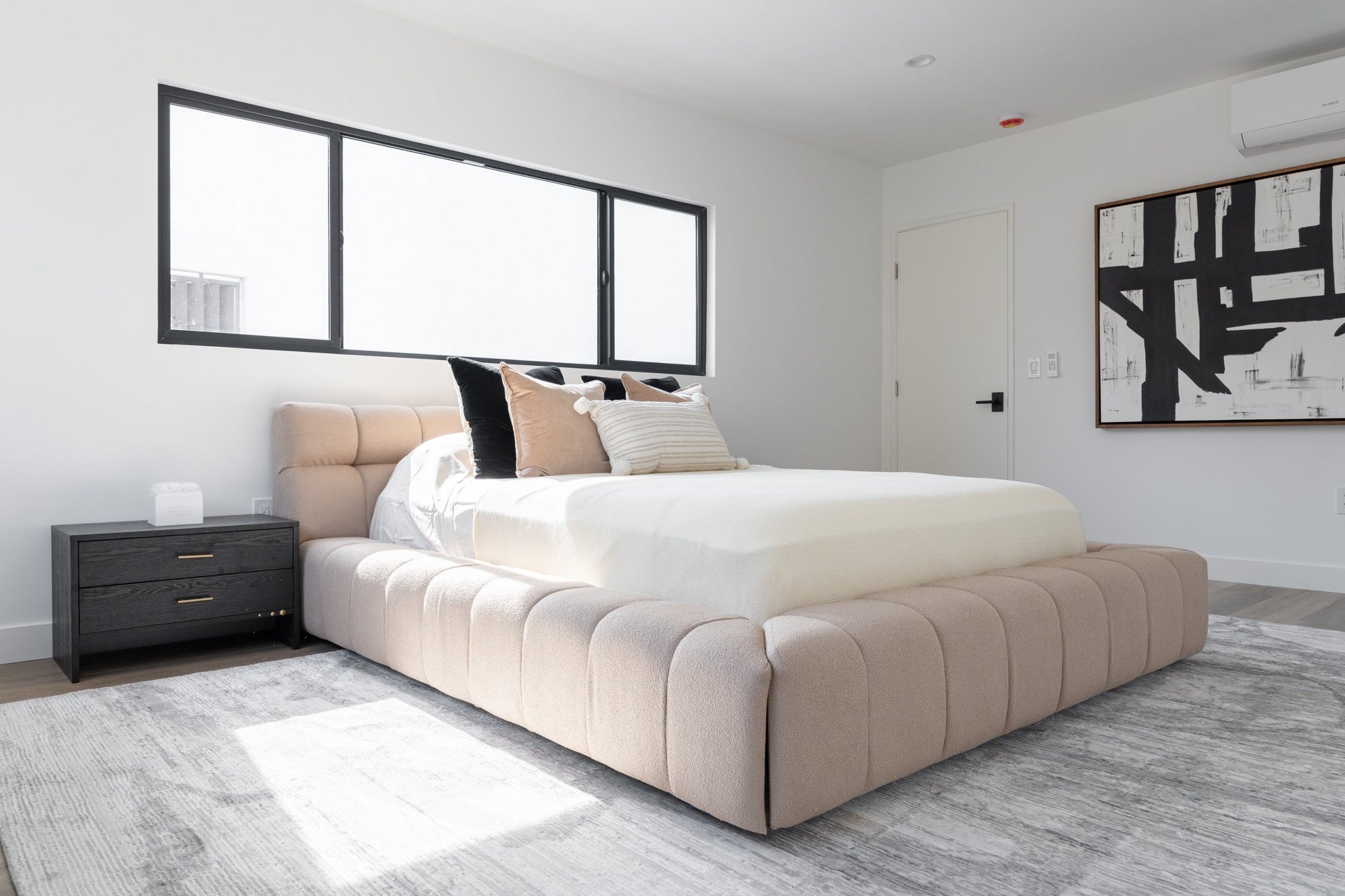 Lit Divani Casa Tyree moderne en tissu capitonné sable, modèle VGOD-DY-22116-SAND