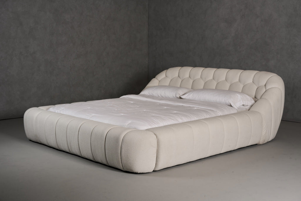 Lit moderne en tissu blanc cassé Divani Casa Yolonda, modèle VGEV-A127-BED-OFFWHT